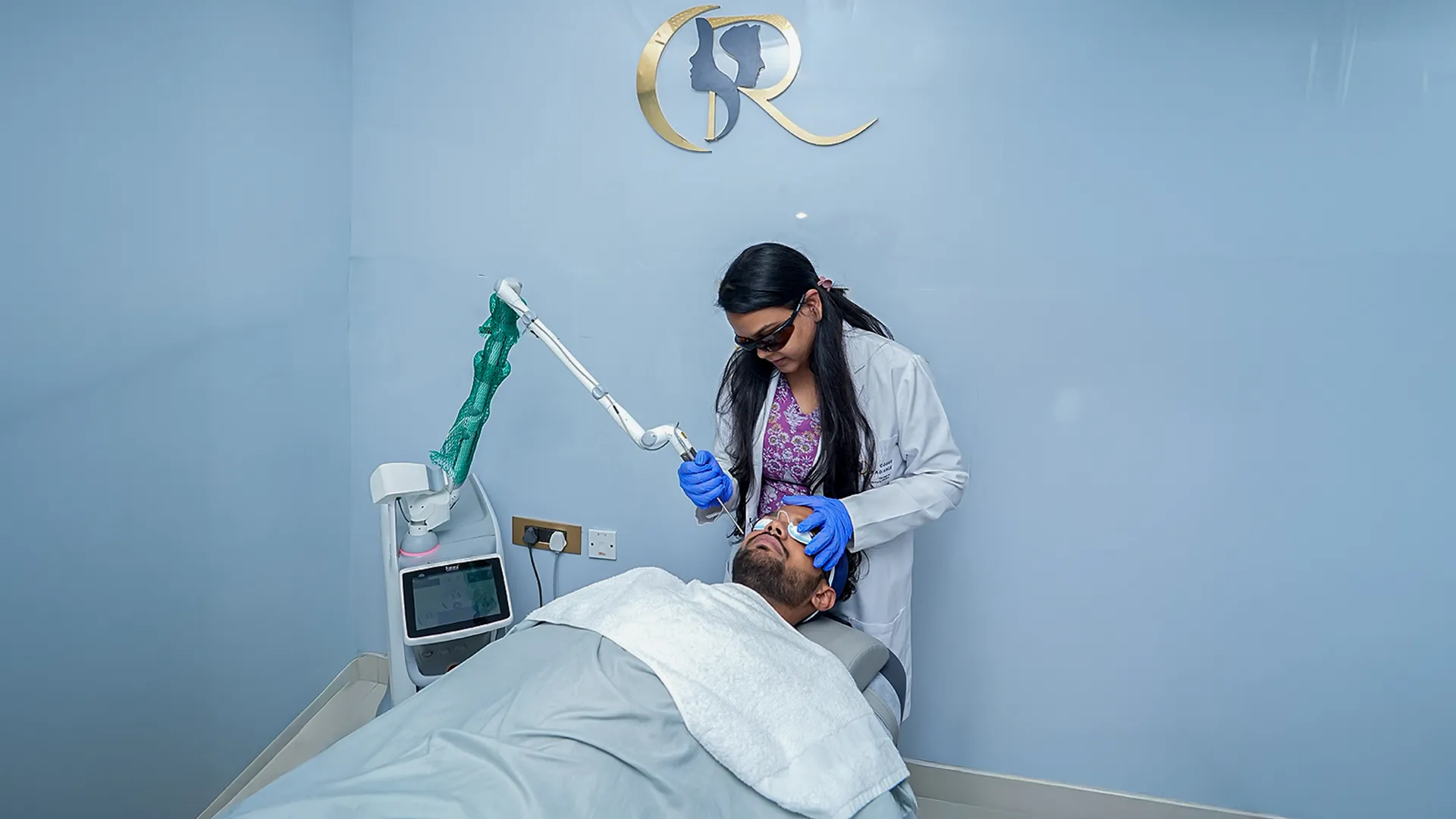 Dermatologist Dr. Anusha Meka performing a laser treatment using Fotona StarWalker