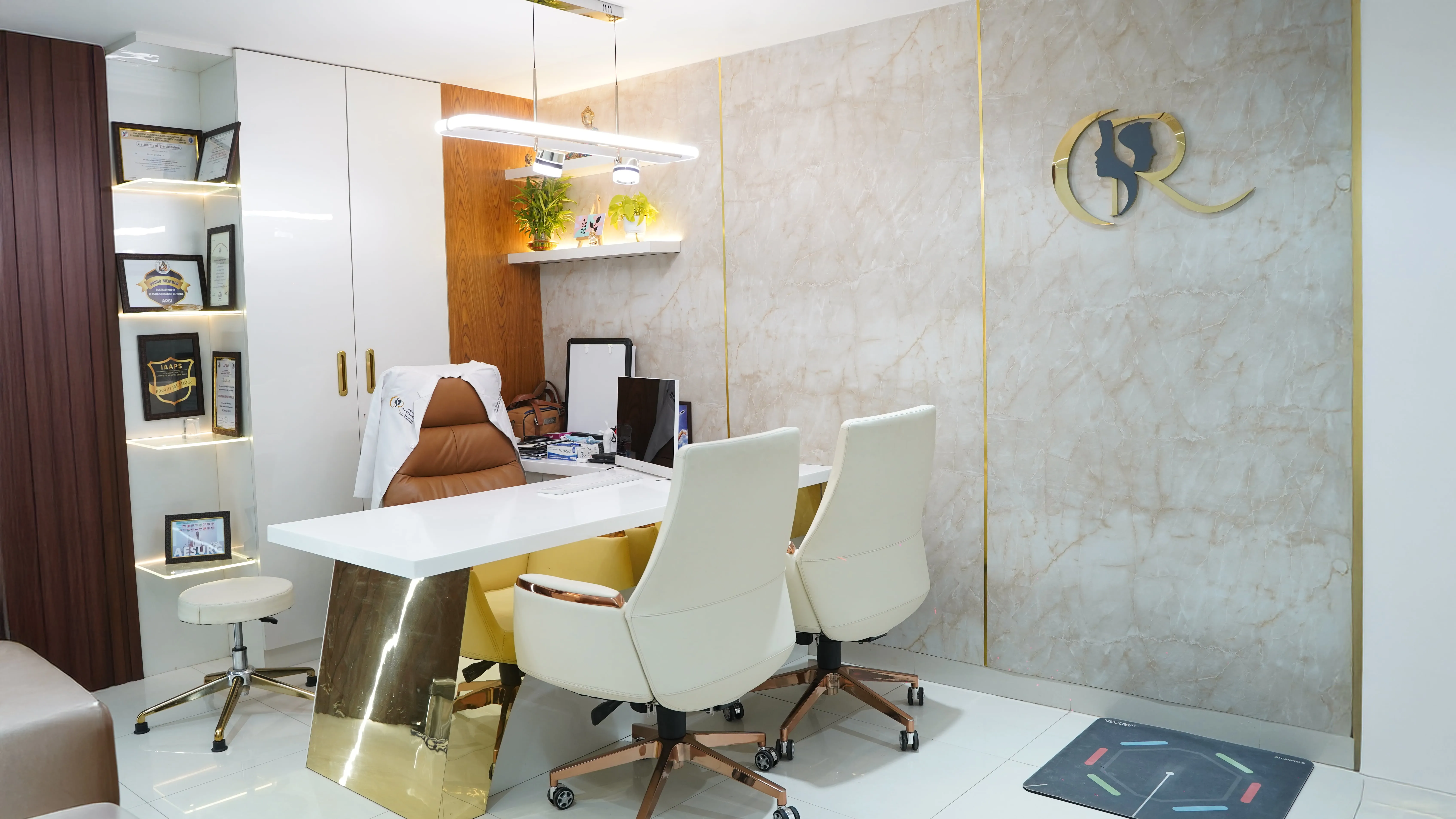 Dr. Prem Sunder's main cabin featuring the Vectra H2 3D imaging camera