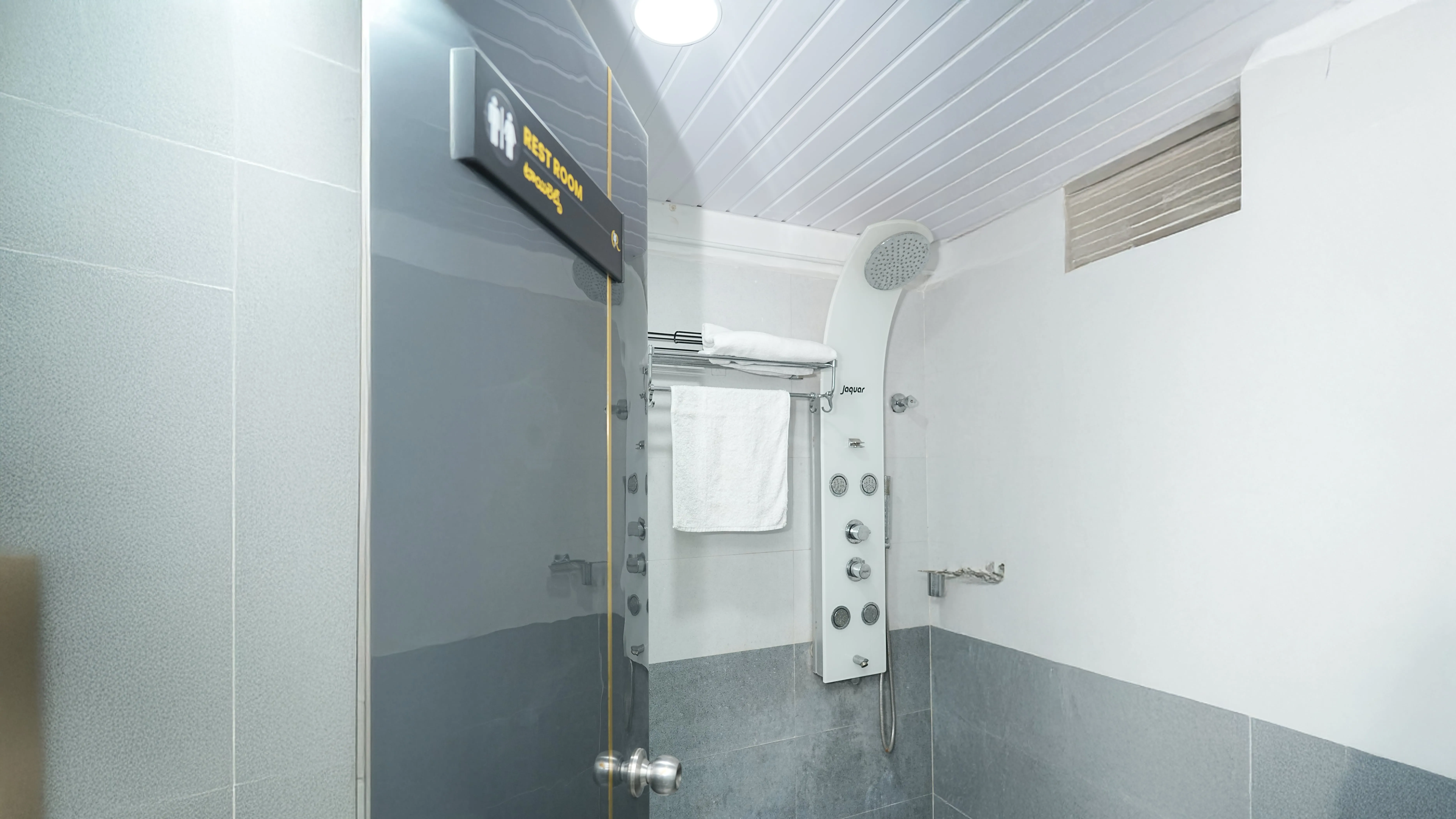 Private changing room with a dedicated shower panel